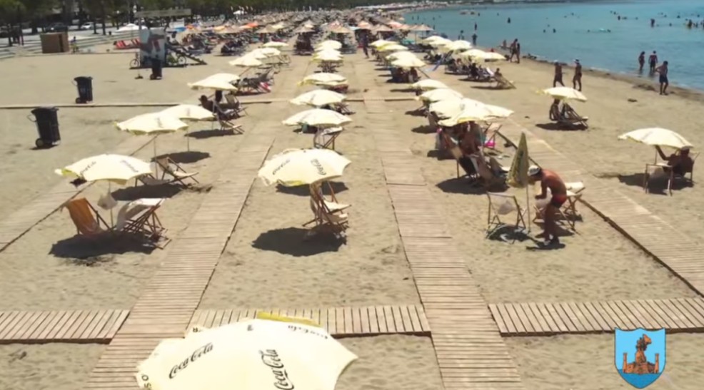 Bashkia Vlorë bën plazhet publike me pagesë, miratohet vendimi për tarifën 700 lekë